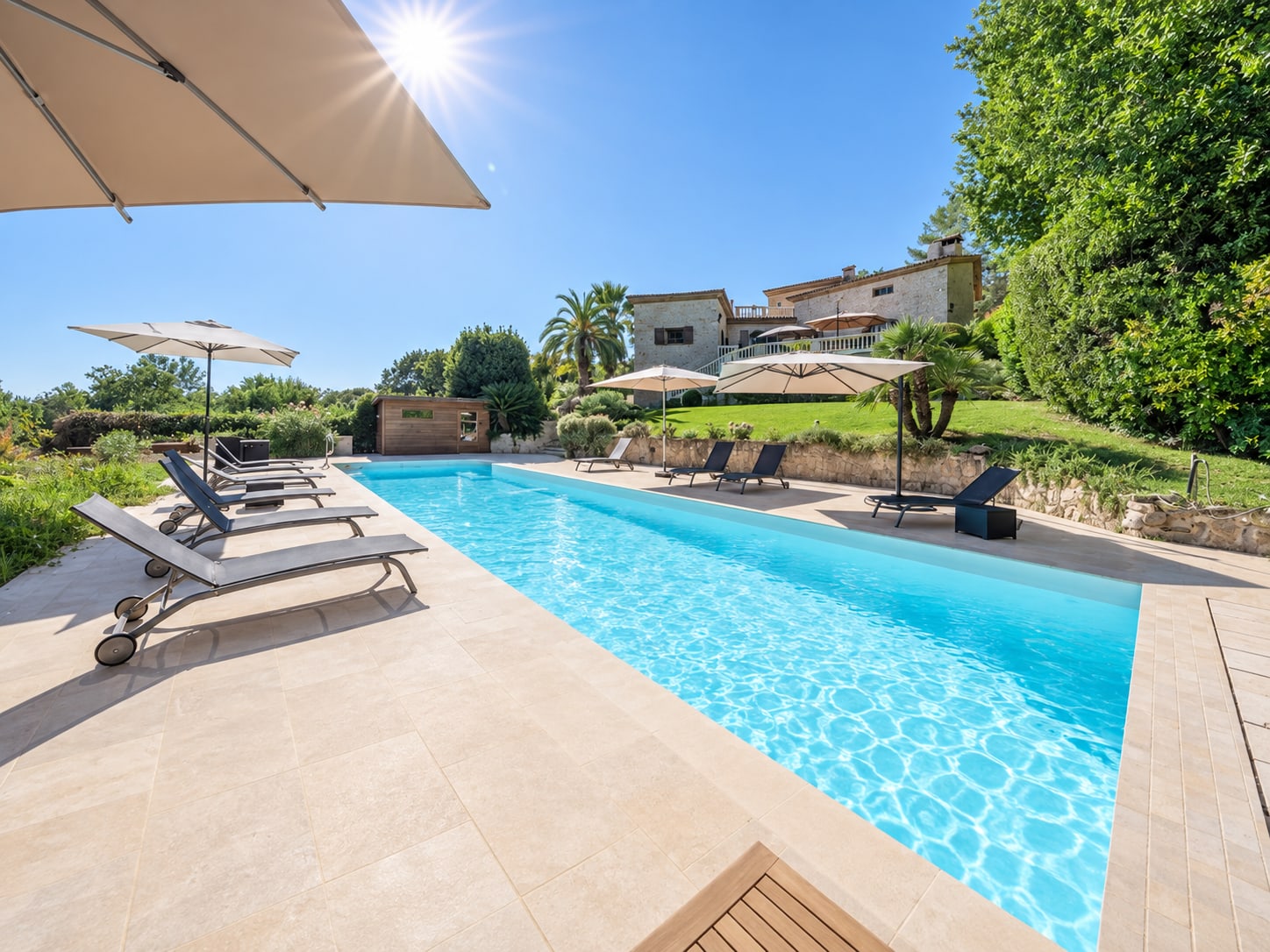 Villa, jardin et piscine, film · 16:9